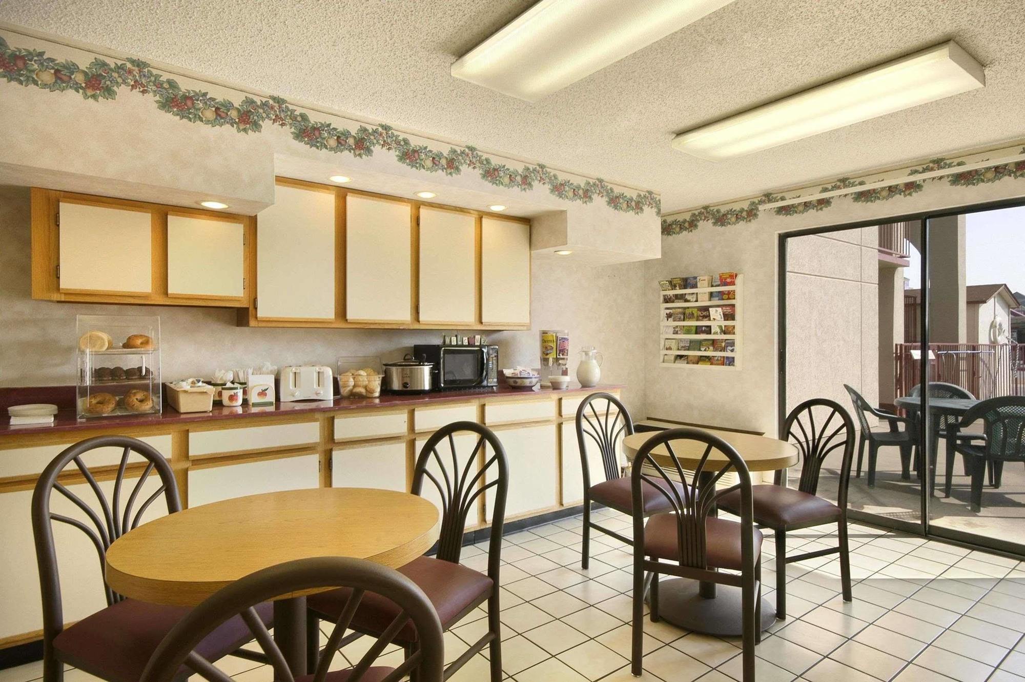 Super 8 By Wyndham Springdale Ar Motel Exterior photo